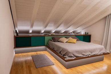 Imagen de dormitorio principal moderno de tamaño medio sin chimenea con paredes blancas, suelo de madera pintada y suelo amarillo