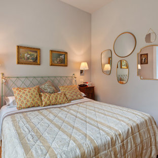 Exemple d'une chambre méditerranéenne avec un mur gris, un sol en bois brun et un sol marron.