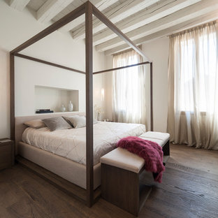 Ispirazione per una camera matrimoniale minimal con pareti bianche, parquet scuro, nessun camino e pavimento marrone