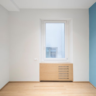 Foto de habitación de invitados actual, pequeña, con suelo de bambú, suelo marrón y paredes azules