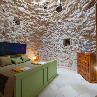 Diseño de dormitorio principal, bohemio, pequeño, con paredes beige y suelo de piedra caliza