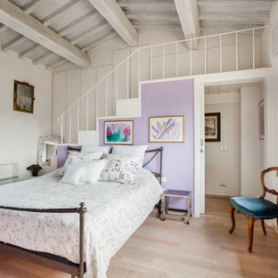 Esempio di una camera da letto tradizionale di medie dimensioni con pareti viola, parquet chiaro e pavimento beige