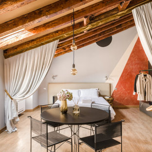 Foto di una camera da letto minimal con pareti bianche, parquet chiaro, pavimento beige, travi a vista e soffitto a volta