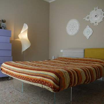 Un appartamento luminoso e leggero con arredi in vetro e tanto colore