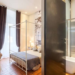Modelo de habitación de invitados romántica, de tamaño medio, con paredes grises y suelo de ladrillo