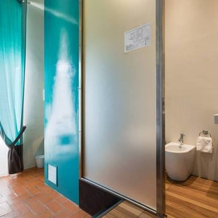 Modelo de habitación de invitados romántica, pequeña, con paredes azules, suelo de ladrillo y suelo marrón