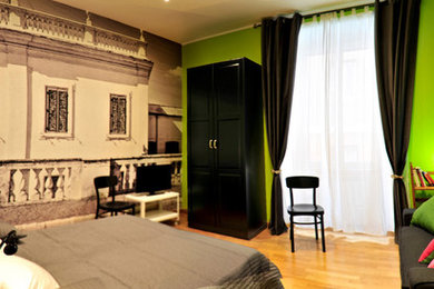 Idee per una piccola camera da letto stile loft moderna con pareti verdi e parquet chiaro