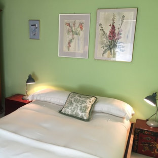 Ejemplo de dormitorio bohemio, de tamaño medio, con paredes verdes y suelo de baldosas de porcelana
