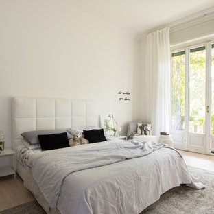 Immagine di una camera matrimoniale nordica con pareti bianche, parquet chiaro e pavimento beige