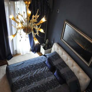 Modelo de dormitorio principal, ecléctico, grande, sin chimenea, con paredes negras, suelo de madera oscura y suelo marrón