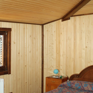 Foto de habitación de invitados contemporánea, pequeña, con paredes marrones, suelo laminado y suelo marrón