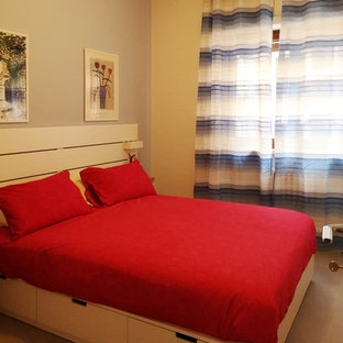 Diseño de dormitorio actual con paredes azules, suelo de baldosas de porcelana y suelo gris