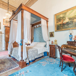 Immagine di una camera da letto tradizionale con pareti bianche e pavimento multicolore