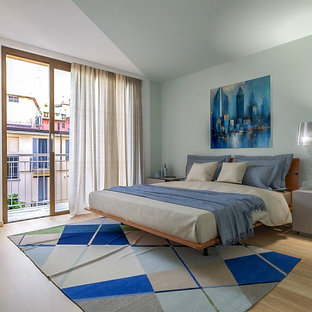 Ispirazione per una camera matrimoniale design di medie dimensioni con parquet chiaro, pareti verdi e pavimento marrone