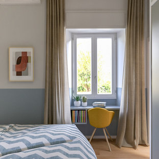 Diseño de dormitorio principal, contemporáneo, grande, con paredes multicolor y suelo de madera clara