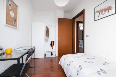 Immagine di una camera degli ospiti scandinava di medie dimensioni con pareti bianche, pavimento in gres porcellanato e pavimento marrone
