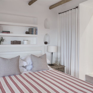 Ispirazione per una camera da letto costiera con pareti bianche e pavimento grigio