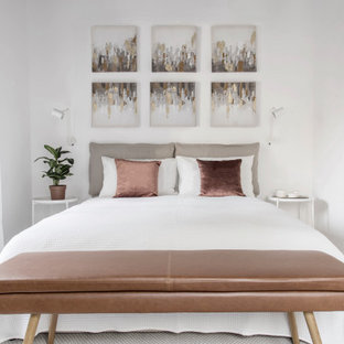 Idee per una camera da letto design con pareti bianche e pavimento grigio