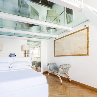 Idee per una camera da letto stile loft minimal con pareti bianche, pavimento in legno massello medio e pavimento marrone