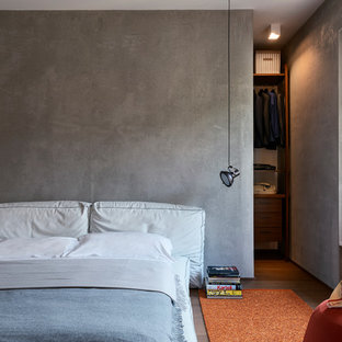 Ispirazione per una camera da letto minimal con parquet scuro e pavimento marrone