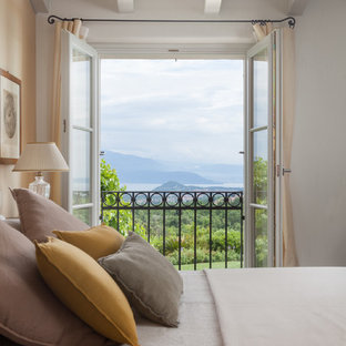 Idee per una camera da letto country con pareti bianche
