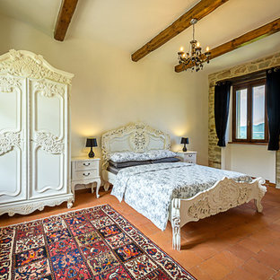 Ejemplo de dormitorio principal, tradicional, grande, con paredes blancas y suelo de baldosas de terracota