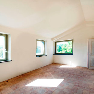 Diseño de dormitorio principal y panelado, de estilo de casa de campo, pequeño, panelado, con paredes blancas, suelo de ladrillo, suelo multicolor y panelado