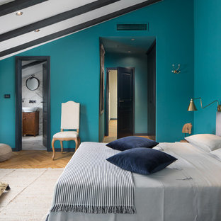 Exemple d'une chambre méditerranéenne avec un mur bleu, un sol en bois brun et un sol marron.