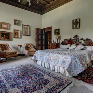 Idee per una camera da letto classica con pareti bianche e pavimento grigio