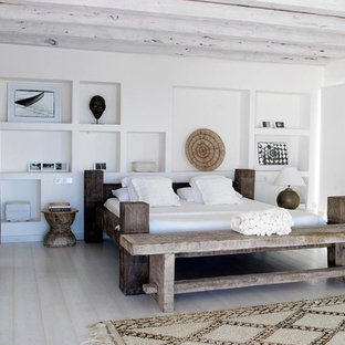 Foto di una camera da letto mediterranea con pareti bianche e pavimento beige