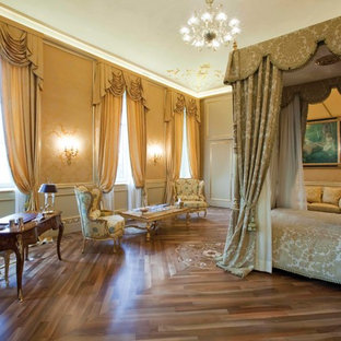 Foto de dormitorio principal, clásico, extra grande, con suelo de madera clara y paredes amarillas