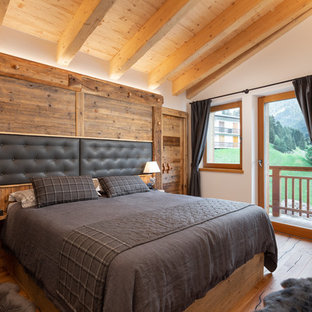 Idee per una camera matrimoniale rustica con pareti marroni, pavimento in legno massello medio e pavimento marrone