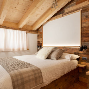 Immagine di una camera matrimoniale rustica con pareti marroni, pavimento in legno massello medio e pavimento marrone