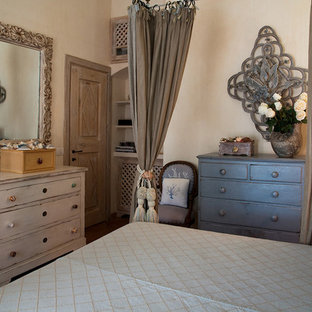 Foto de dormitorio principal, mediterráneo, con paredes rosas, suelo de baldosas de terracota y suelo rojo