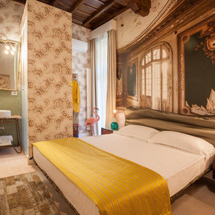 Idee per una camera da letto bohémian con pareti beige e pavimento in terracotta
