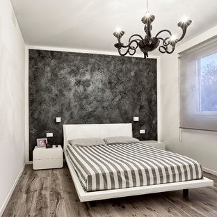 Foto de habitación de invitados contemporánea, pequeña, con paredes negras, suelo laminado y suelo multicolor