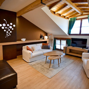Imagen de dormitorio tipo loft, de estilo de casa de campo, grande, con paredes marrones, suelo de linóleo y suelo beige