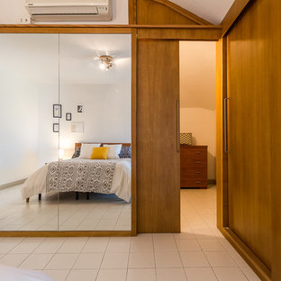 Foto de dormitorio principal, actual, grande, con paredes blancas y suelo blanco