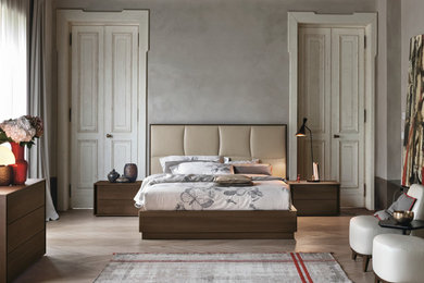 ヴェネツィアにあるコンテンポラリースタイルのおしゃれな主寝室 (グレーの壁、マルチカラーの床) のレイアウト
