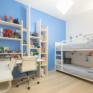 Foto di una cameretta da bambino minimal con pareti blu, parquet chiaro e pavimento beige