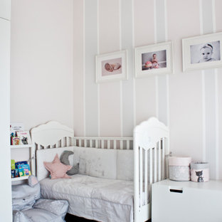 Idee per una cameretta per bambini da 4 a 10 anni chic di medie dimensioni con pareti rosa, pavimento in legno massello medio e pavimento marrone