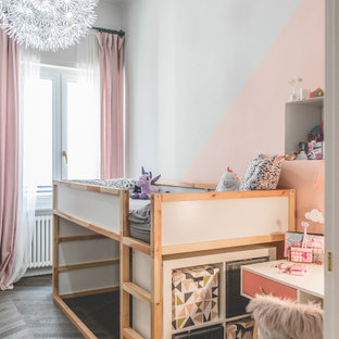 Idee per una cameretta per bambini da 4 a 10 anni design con pareti rosa, parquet scuro e pavimento marrone
