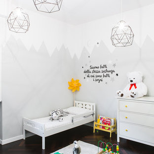 Ispirazione per una cameretta per bambini da 1 a 3 anni tradizionale di medie dimensioni con pareti multicolore, parquet scuro e pavimento marrone