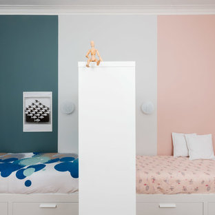 Immagine di una cameretta per bambini scandinava di medie dimensioni con pareti multicolore