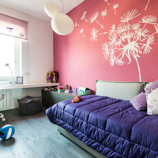 Esempio di una cameretta per bambini minimal di medie dimensioni con pareti rosa e parquet scuro