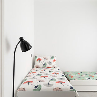 Ispirazione per una cameretta per bambini da 1 a 3 anni nordica con pareti bianche e parquet chiaro