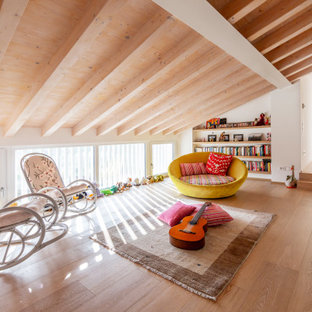 Immagine di una cameretta per bambini contemporanea con pareti bianche, pavimento in legno massello medio e pavimento marrone