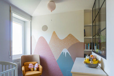 ローマにある低価格の小さなコンテンポラリースタイルのおしゃれな子供部屋 (グレーの壁、濃色無垢フローリング、茶色い床、壁紙) の写真