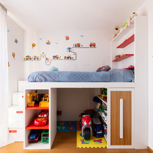 Idee per una piccola cameretta per bambini da 4 a 10 anni minimal con pareti bianche e parquet chiaro
