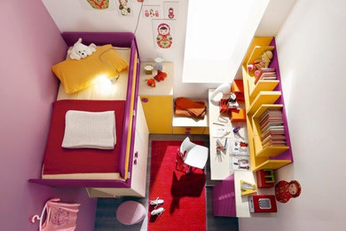 Idee per una piccola cameretta per bambini da 4 a 10 anni minimalista con pareti bianche e pavimento in legno massello medio
